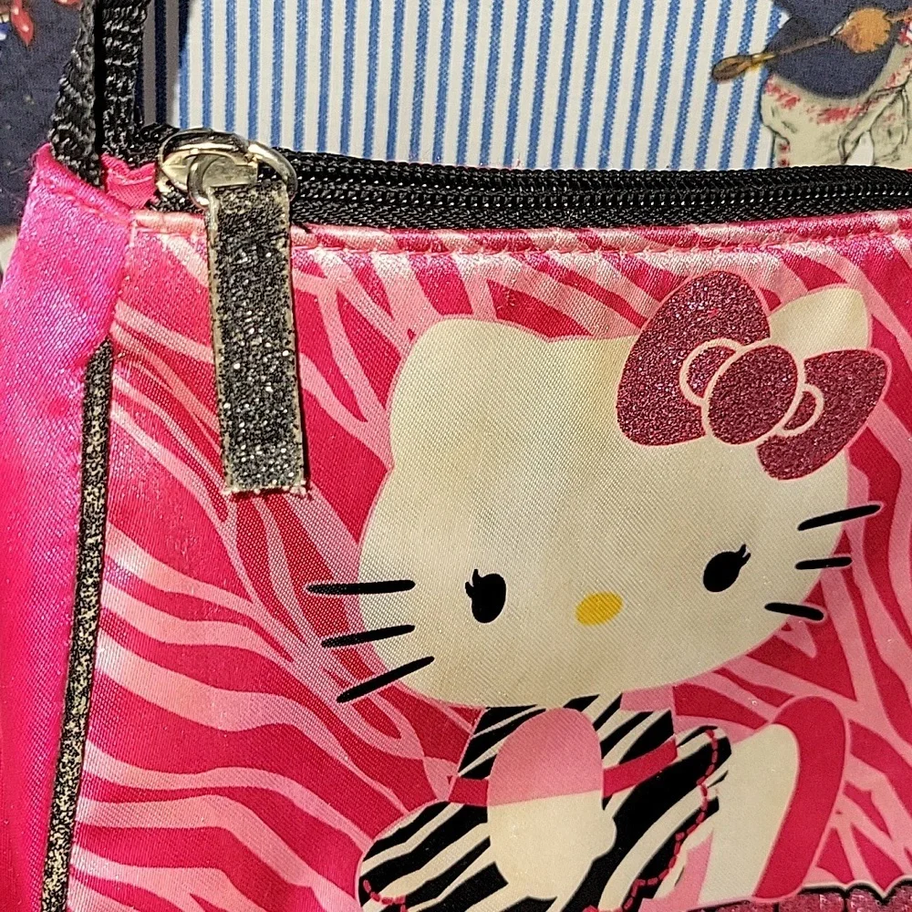 Hello Kitty approximately 7x